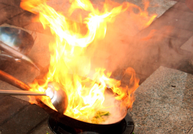 厨房食用油着火了怎么办